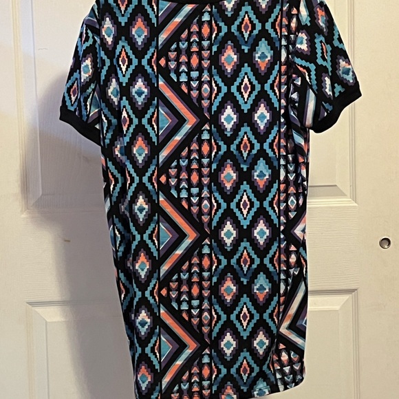 LuLaRoe Black and White Raglan shirt. - Picture 2 of 3